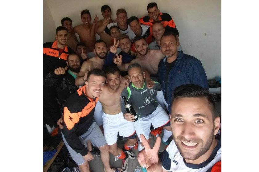 yrtakina selfie